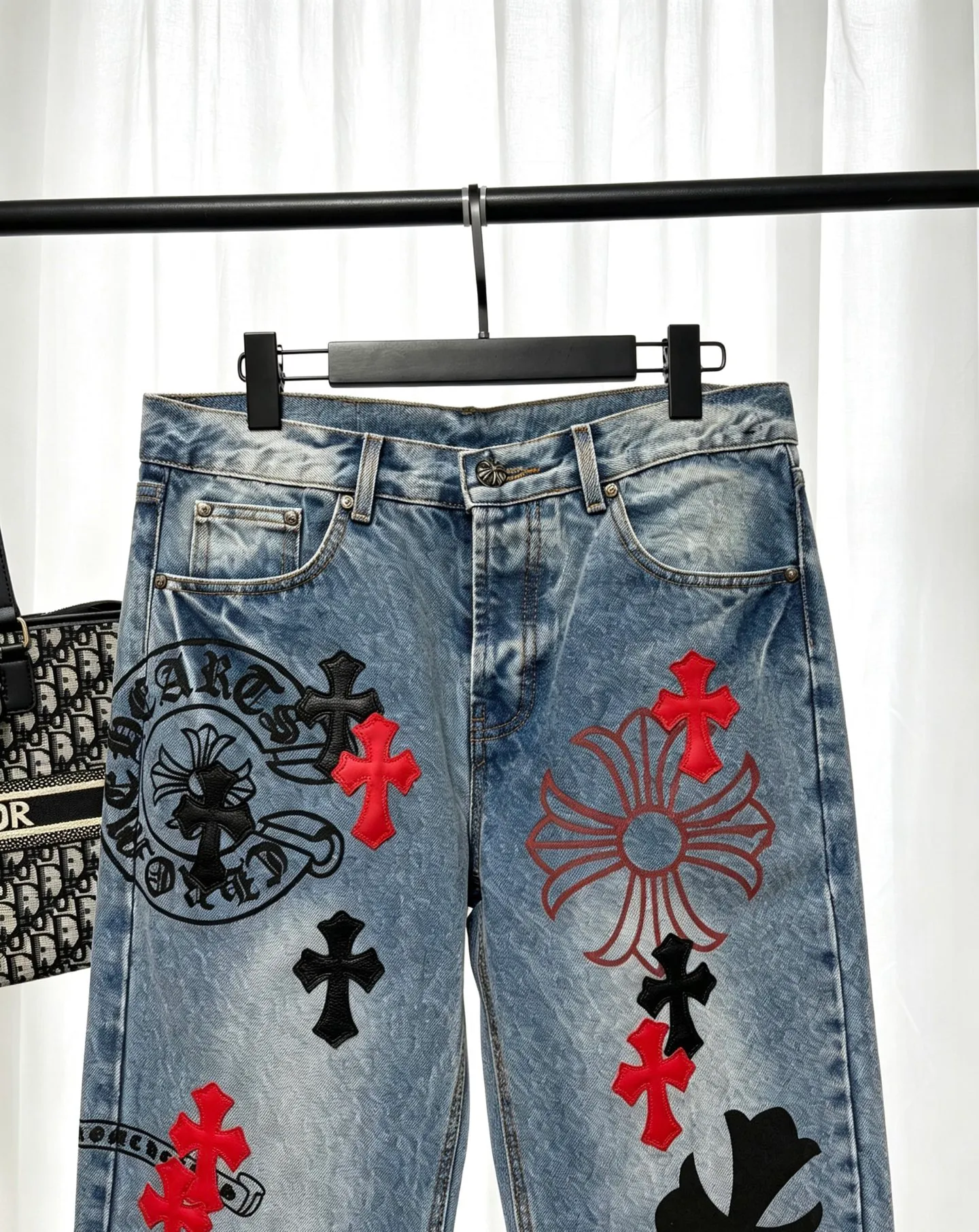 Chrome Hearts Chrome Hearts ， ， Retro ， 。 Chrome Hearts × Levi’s ， Classic ， ， ， 。 、 ， ， ， ， ， ； 、 、 ， ， 。 ✖️Levi’s ， Genuine Leather ， ，Retro ， 。